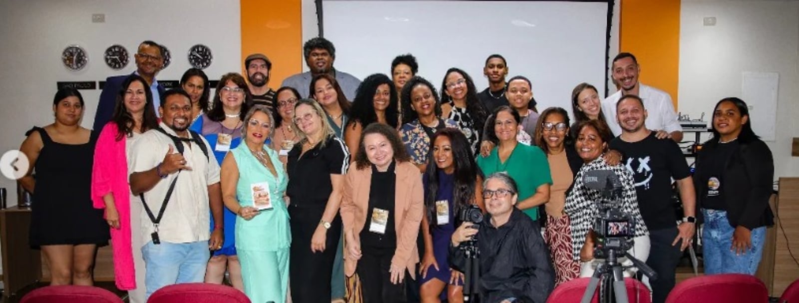 Grupo reunido em evento do Vozes de Impacto